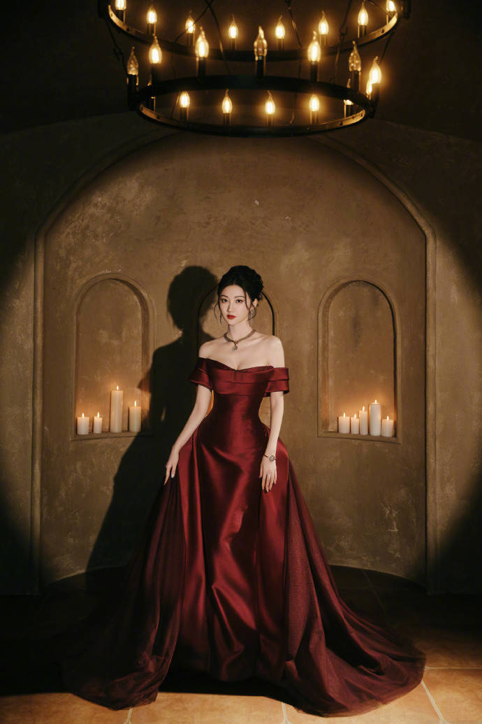 景甜在微博之夜用一袭